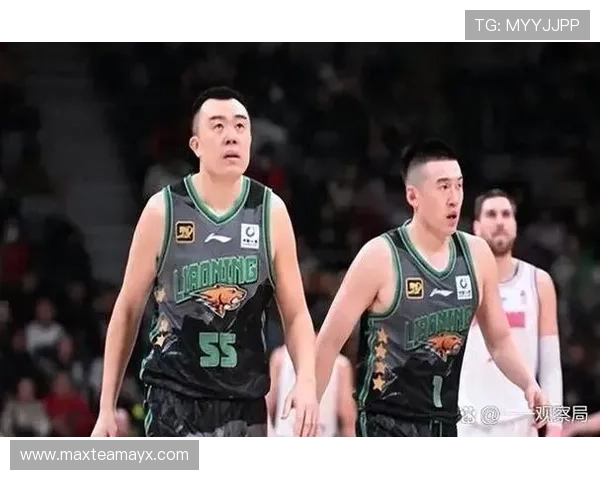 特纳篮板统治内线全场制霸率队掌控比赛节奏走向最终胜利